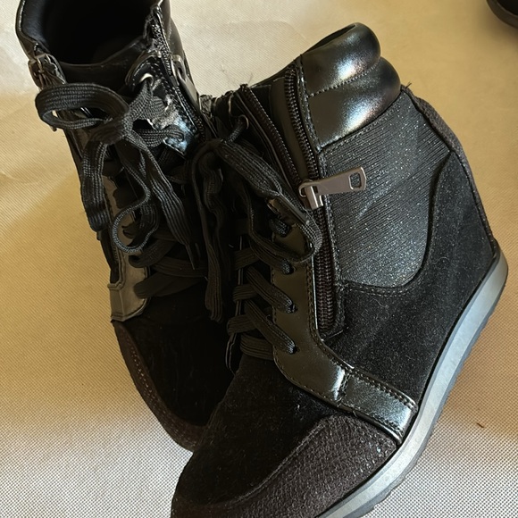 Black wedge sneaker size 6.5 - Picture 3 of 5